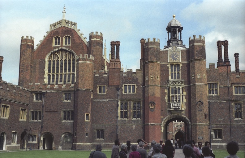 009-13 Hampton Court England.jpg